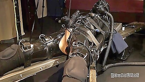 Boundlads - Gimp On The Cross -1 23 Min